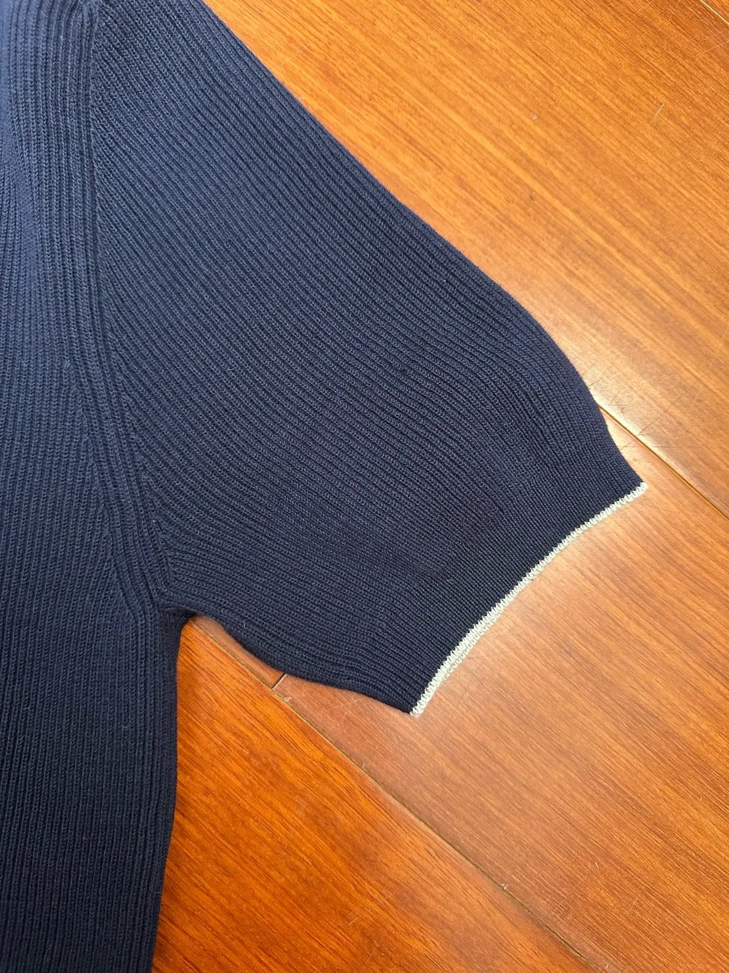 16:1 replica Navy Blue texture knitted Polo shirt. The counter has the same 1:1 reproduction. The Classic Tibetan Blue tone is matched with the delicate pitted texture, which is low-key and noble. Breathable knitted fabric is selected, it is skin-friendly, soft and waxy, has a strong drape and is not easy to wrinkle. The lapel + two-button design is neat and exquisite, the cuffs have hidden contrasting details, and the fit is slim but not tight. It is suitable for wearing in many scenes and can easily create a gentleman's style. size:44-46-48-50-52